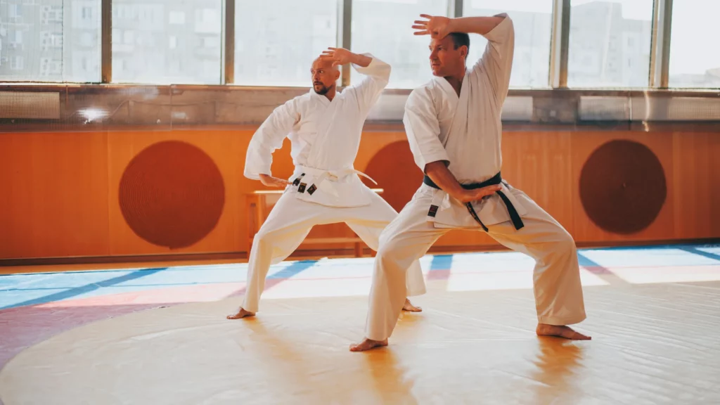 Karaté dans une salle d'arts martiaux