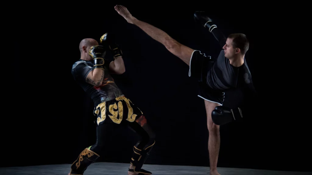 Kick boxing dans une salle d'arts martiaux