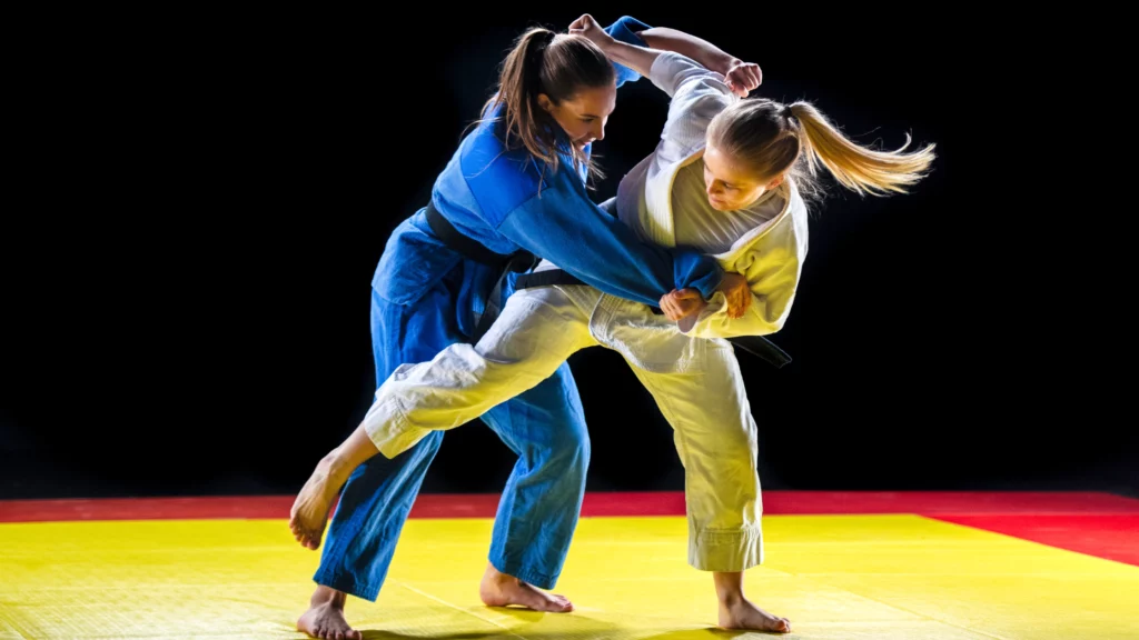 deux filles s'entraînant dans un combat de judo