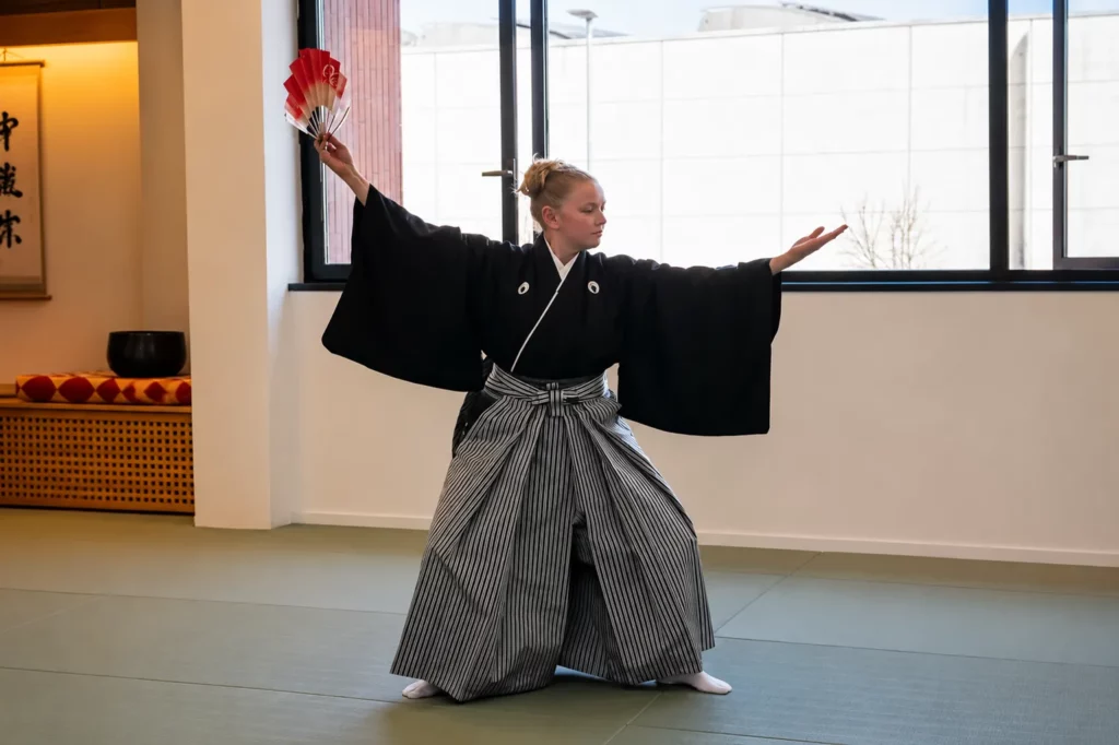 Ragazza che si sta esercitando sul dojo di kikai dojo