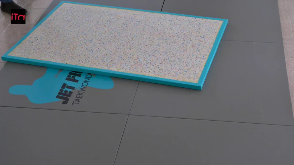 posa quasi ultimata dei tatami per una palestra professionale